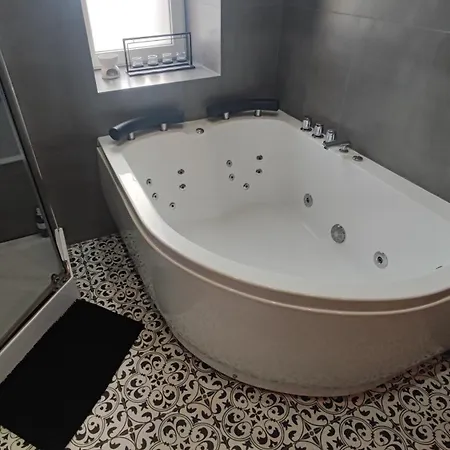 Z Jacuzzi Apartment *